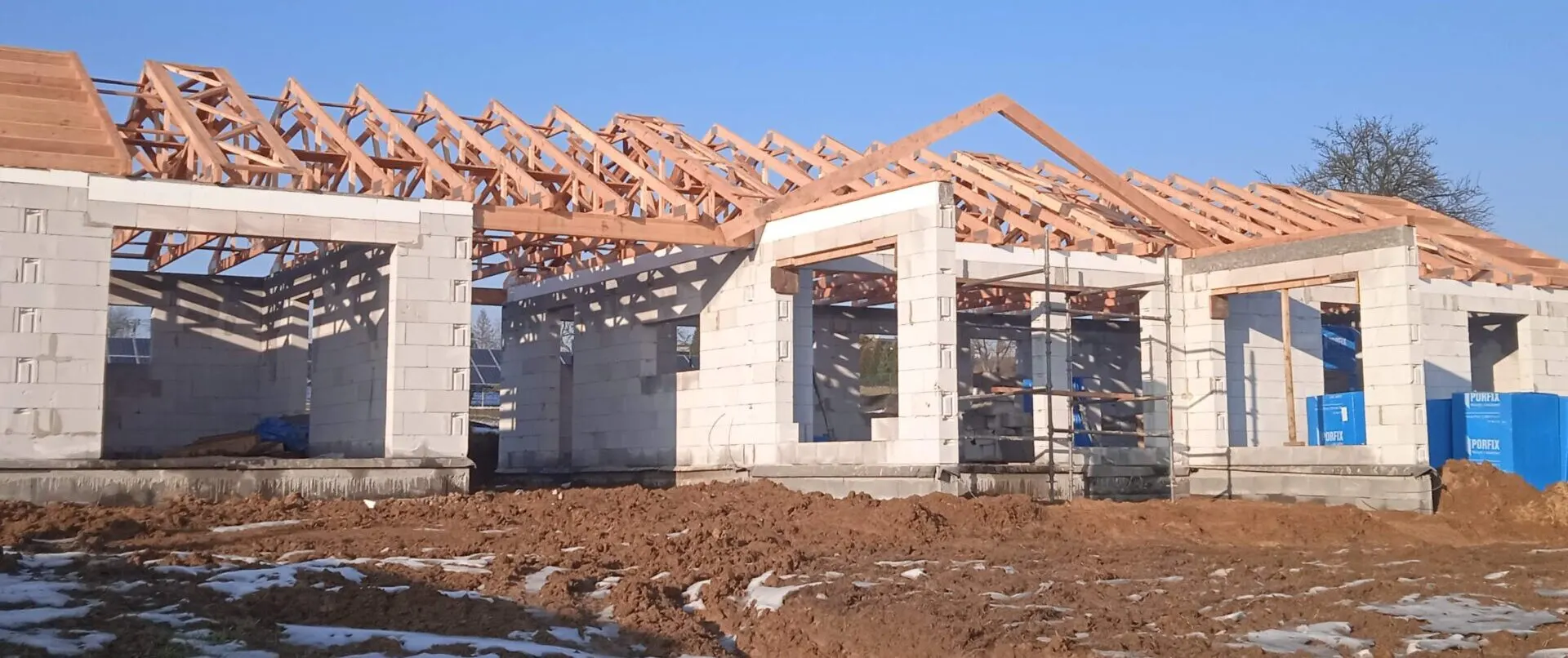 Vazníková konstrukce bungalov s garáží a terasou