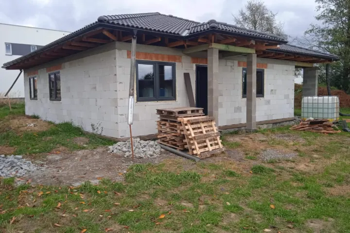 Hrubá stavba domu v Rychvaldě z tvárnic Porfix a betonových tašek Terran.