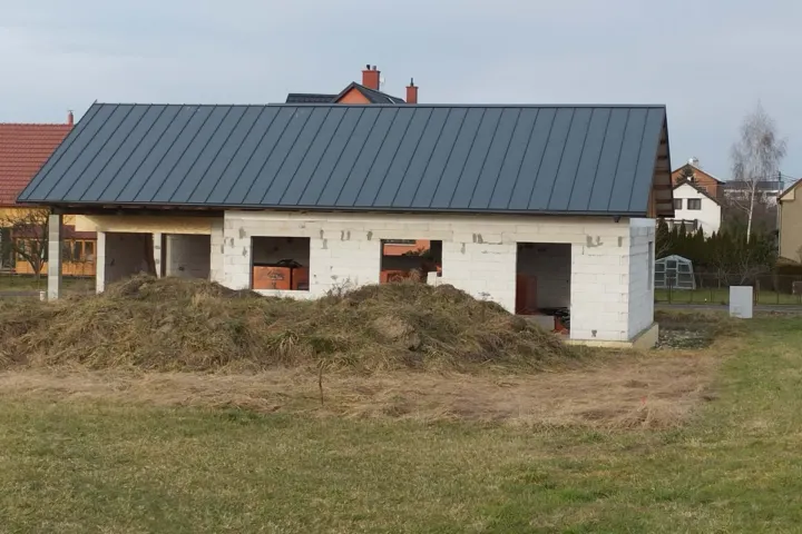 Rodinný dům v Kyjovicích formou hrubé stavby.