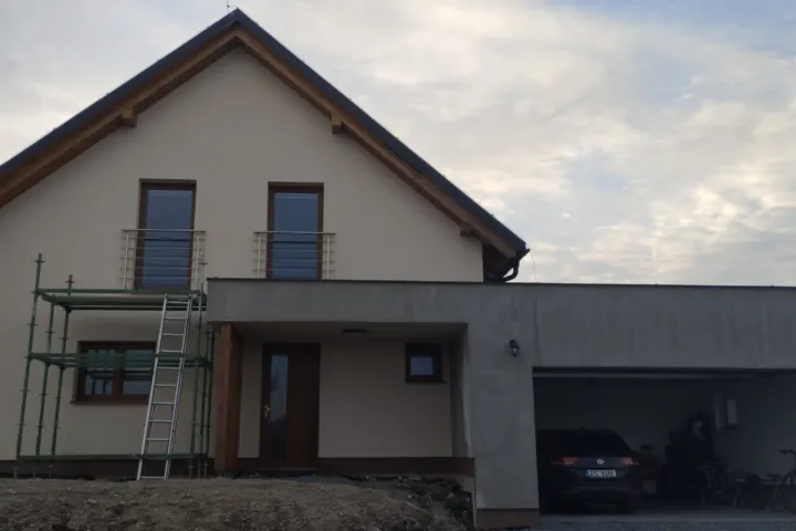 Patrový rodinný dům Pavel s dvojgaráží v Bítově.
