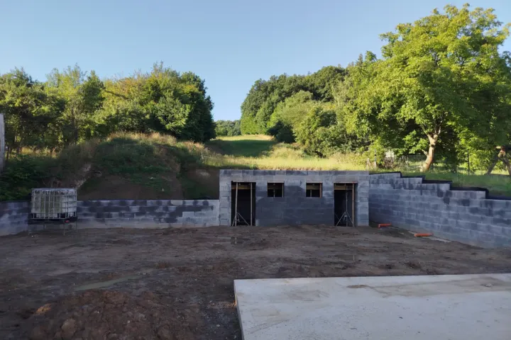 Opěrné zdi a sklep ve Smolkově.